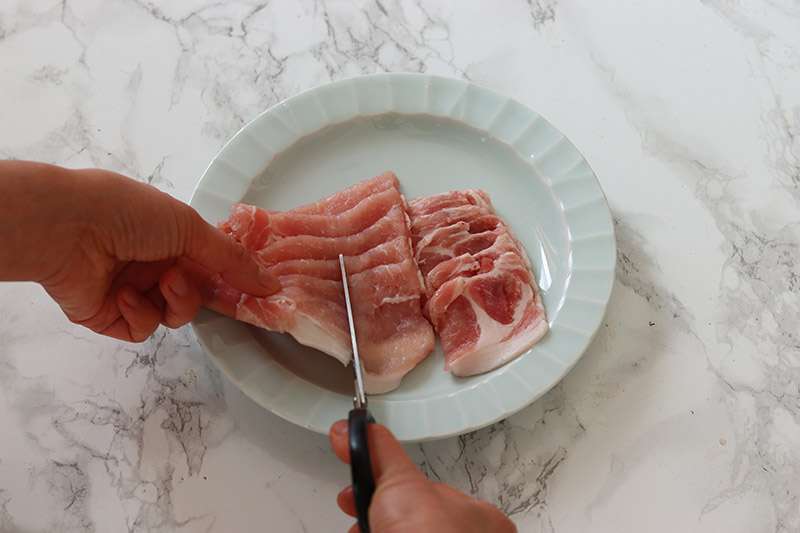 画像: お肉もお皿の上でらくにカットできます