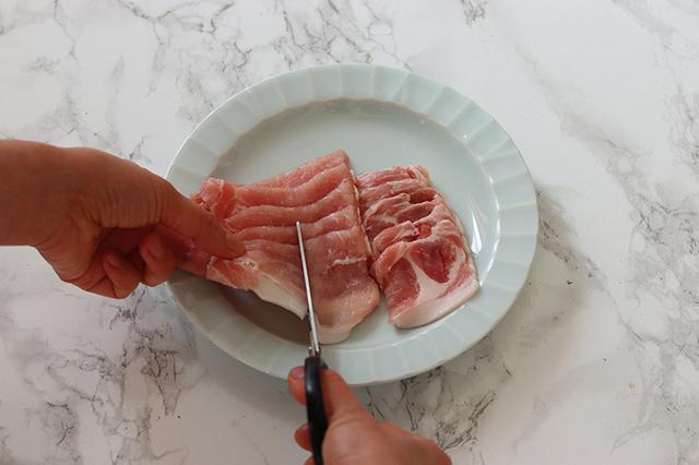 画像: お肉もお皿の上でらくにカットできます