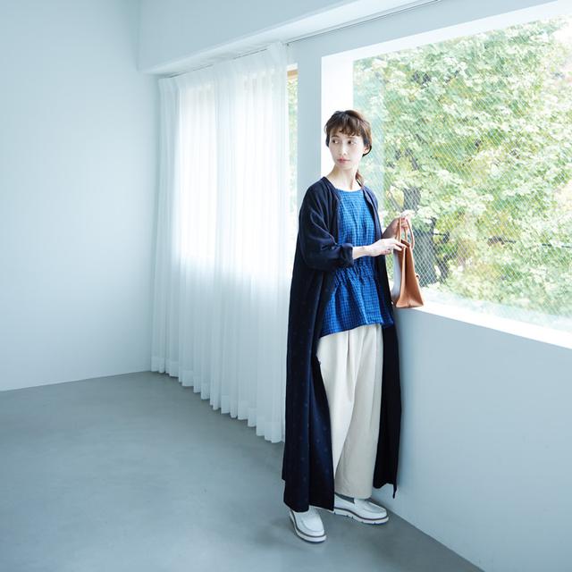 画像: 羽織ったワンピース 42,000円/ロワズィール パンツ 参考商品/ハンズ オブ クリエイション(エイチ・プロダクト・デイリーウエア)