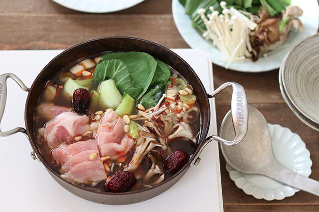 画像: 疲労回復によさそうな野菜やお肉たっぷりの鍋。食材の種類が多くてもスピーディーに下準備が完了