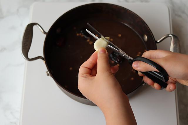 画像: ニンニクなど小さな食材を切るのも、このキッチンバサミならお手のもの