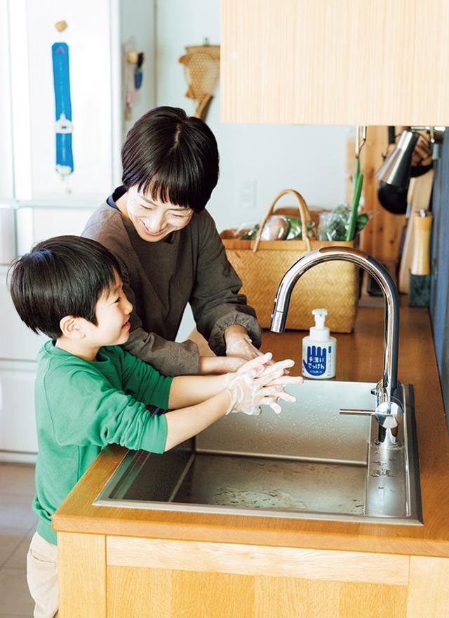 画像: 手のひらだけでなく、指の間、指先、手の甲、手首とていねいに洗う息子さん。「保育園で習ったことがあるみたいで、わりとしっかり洗えています」