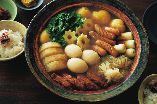 画像: 写真は、「関東炊き」とも呼ばれるしょうゆ味のおでん。関東地方ではおなじみの「ちくわぶ」が入っている。