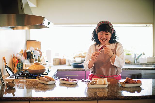 画像: おでんの下ごしらえをする枝元さん。タコは切り込みを入れて串に刺すと食べやすくなる。