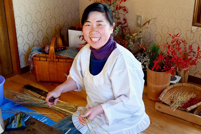 画像9: お正月飾りで余った稲わらを使い、楽しい草あそびを