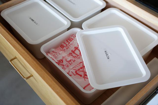 画像: ゴミ袋やネットは専用の引き出しを設けて。100円ショップのふた付きケースに入れてラベルをペタリ。そのまま引き出しに入れるとごちゃまぜになってしまいがちなものは、仕分けして収納が基本。