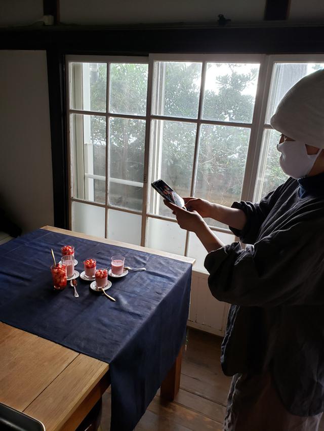 画像: 甘酒いちごプリンを撮る白崎裕子さんをパチリ