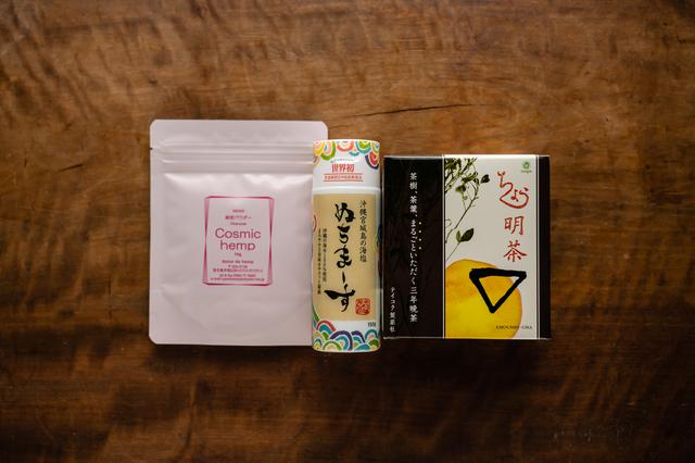 画像: ぬちまーす(ボトル入り150g)1080円 ぬちまーす(袋入り250g)1080円 麻炭 10g入り380円、16g入り600円、50g入り1800円 ちょう明茶1箱 2110円 (大阪・テイコク製薬社)