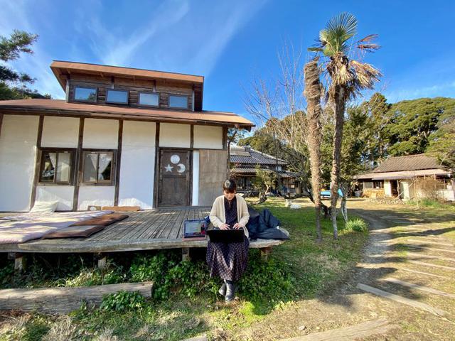 画像: 日向ぼっこをしながら作業をする齋藤。広々と解放的で、長時間移動の疲れも、自然にとれていきました。