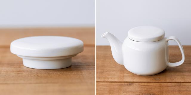 画像: 1984年にスタートした「磁器ベージュ」シリーズは、どんな料理も引き立てるデザインと使い勝手のよさが人気。現在ではさまざまなサイズの皿や鉢、カップなど、幅広いラインナップがそろう。ポットは14年ほど前に発売。デザインが変わらないため、長年使っていた人がふただけ買い直すことも可能