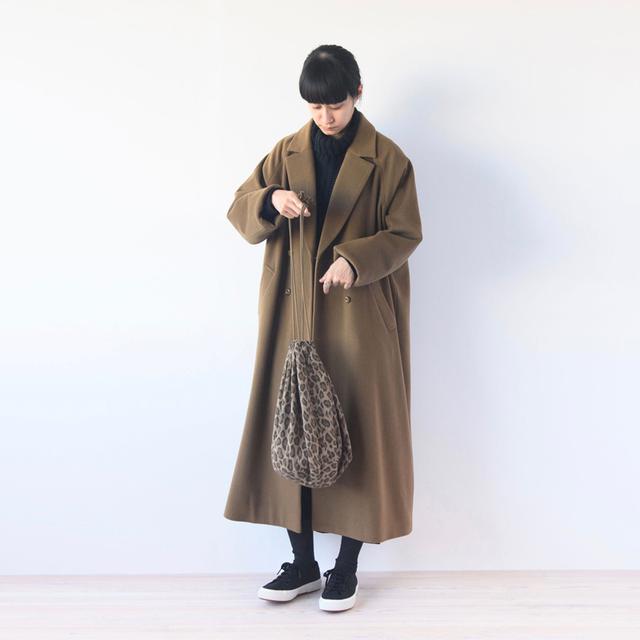 画像: コート 42,000円/ノンブルアンペール(ノンブルアンペール 自由が丘店) ニットベスト 8,900円/スーパーサンクス(ジャジャーン) そのほか、スタイリスト私物