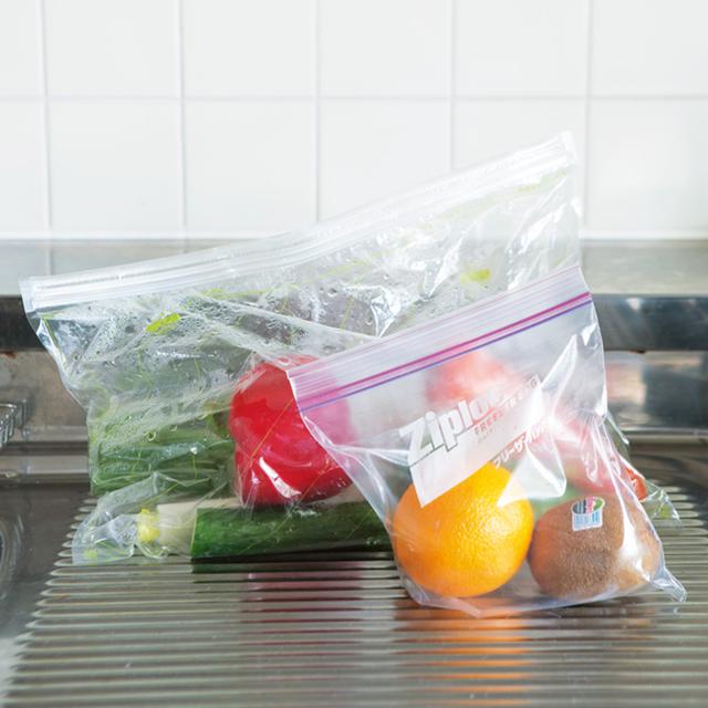 画像: 使いかけの野菜は保存袋にそのまま入れてしまう