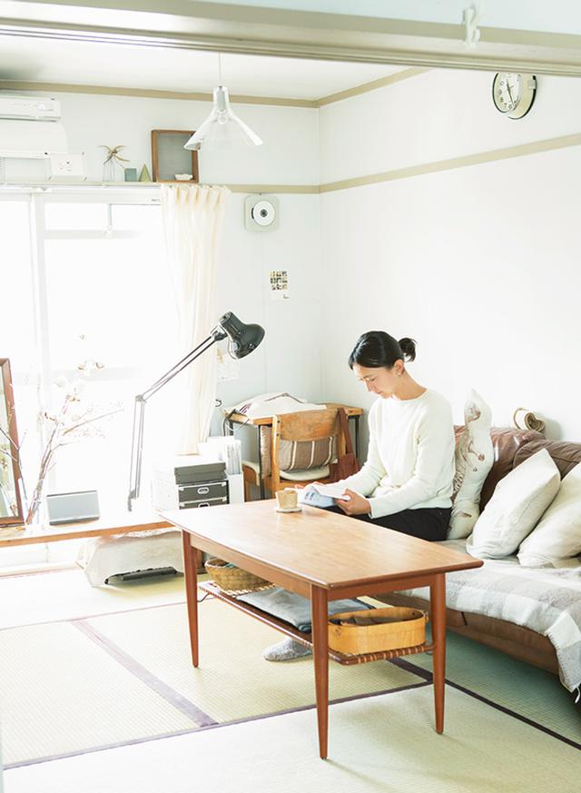 画像: ソファに座り、お茶を飲みながら雑誌や本を読むのは、本多さんが大切にしている時間。ページを丹念に読み、情報をインプット