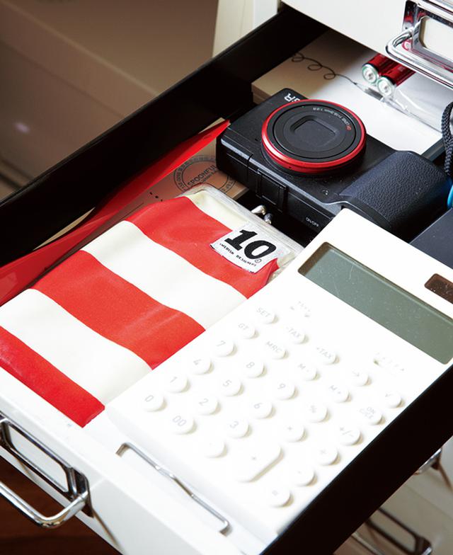 画像: デジカメやペンケースなど。引き出しの中も、なんとなく色をそろえて