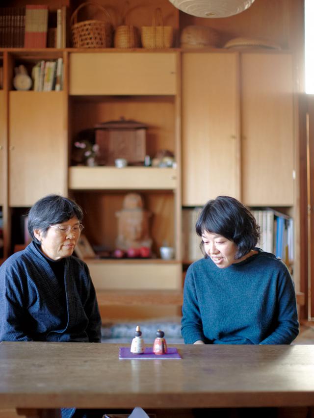 画像: 春海さんが次々に見せてくれる新作の雛に、歓声を上げる雨宮さん。「春海さんのお雛さまは前・後ろ、どこをとっても見どころがありますね」