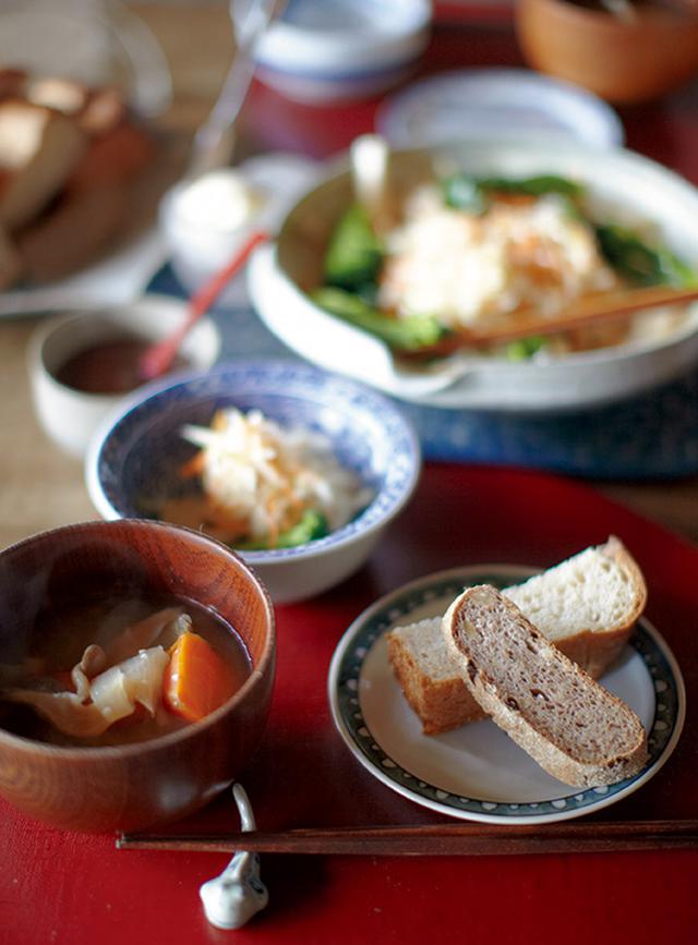 画像: 春海さんが私たちのために用意してくれた心づくしの昼食。パンもジャムも自家製。パンや焼き菓子は、以前、販売していたこともあるプロの腕前