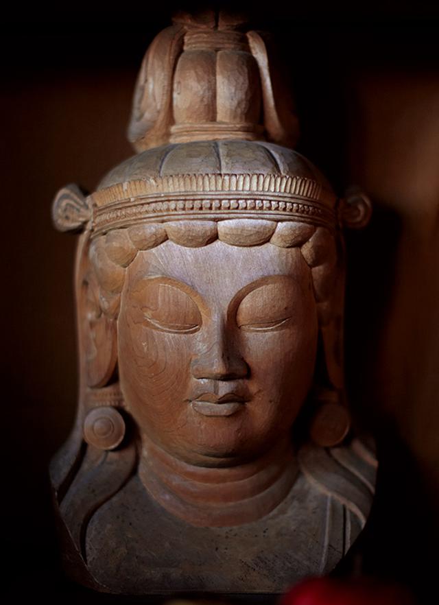 画像: 仏師だった夫・秀麿さんが彫った仏像。秀麿さんは芸大を卒業後、京都にある美術院国宝修理所に勤め、日本中の寺社の仏像修復の仕事をしていた