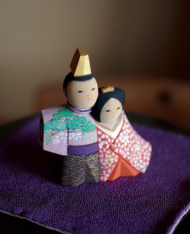 画像: 秀麿さんと春海さんの共作「抱き雛」。女雛と男雛が寄り添うように立っているドラマチックな作品。「実物を見られて感激!」と雨宮さん