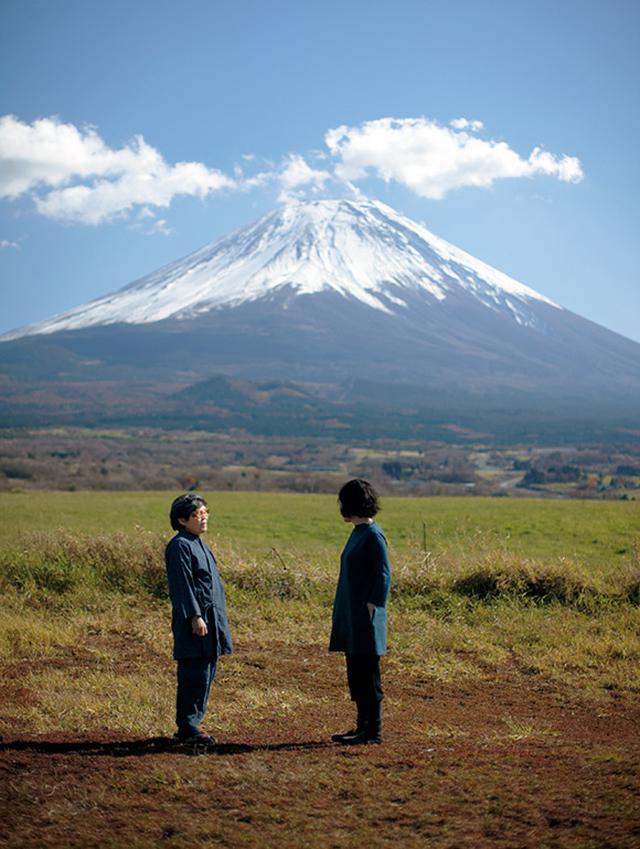 画像: 時間ごとに表情を変える富士山。春海さんのアトリエと富士山の前にはさえぎるものは一切なく、雄大な草原が広がる、この上ないロケーション