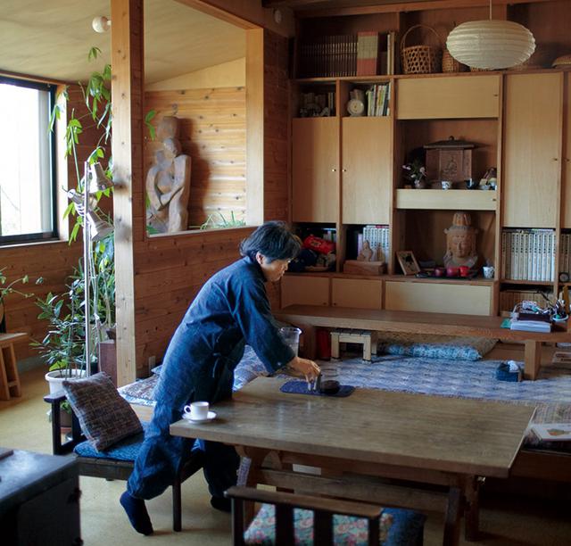画像: 窓の外に目をやれば、悠然と広がる富士の景色。住居と工房を兼ねた家に暮らし、制作を行う。不定期で「一期一会コンサート」という催しを開いている
