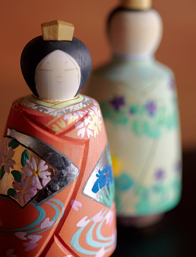 画像: 金・白金の扇面に花があしらわれている