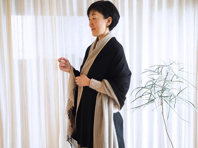 画像: 「黒のストールを一枚持っていると、さまざまなシーンで使えて便利ですよ」