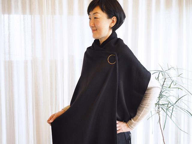 画像: 「肩の中頃で巻くとずれやすいので、首がすっぽり隠れるくらいの高さで巻くのがおすすめです」
