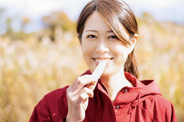 画像: 収穫したばかりのてん菜を皮をむいてひとかじり。「酸味のないりんごみたいな感じ? このまま料理にしてもおいしそう!」
