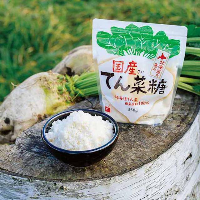 画像: 写真左のてん菜で、重さは1㎏ほど。6kgのてん菜の根から、約1kgの砂糖をつくることができるのだそう