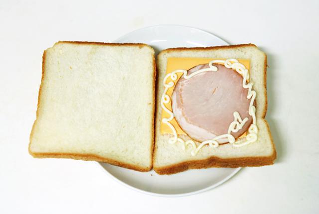 画像: ホットサンドメーカーの代用として思いついた、ホットサンドのつくり方。食パン2枚に具をはさみフライパンの上に置く