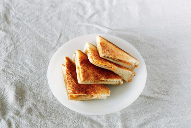 画像: 中火で両面をカリッと焼く