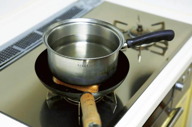 画像: その上に平らなお皿を置き、さらにその上に水を入れた鍋を載せて重しに