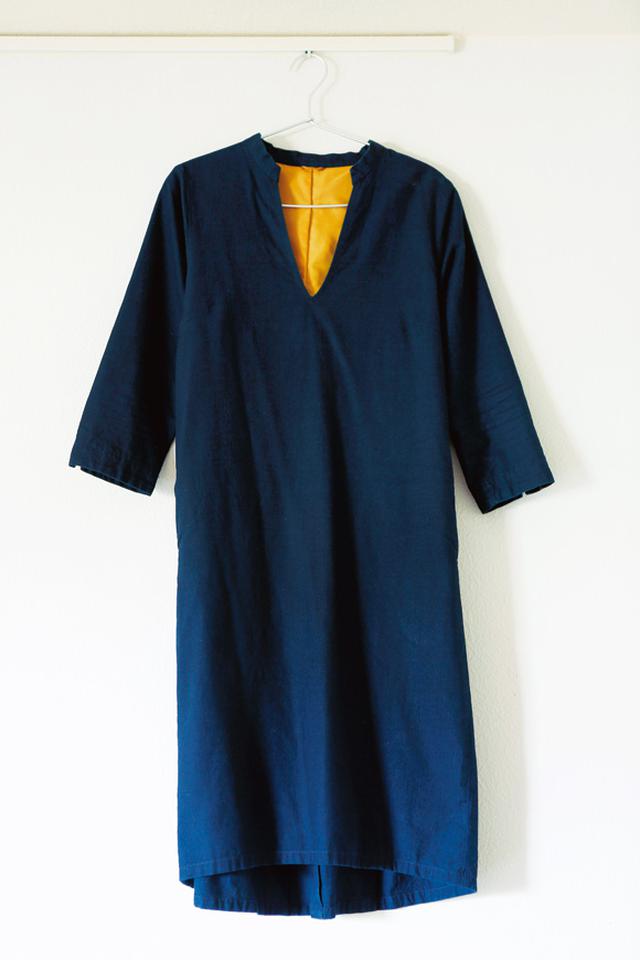 画像: 服を持たない金子さんの強い味方の一枚。サイズもぴったり、人にも「似合う」とほめられるパラスパレスのワンピース。「色が抜けてきたら藍染め屋さんに染め直してもらおうと思っています」