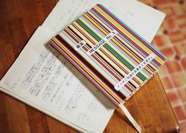 画像: 常連客が置いていった「感想ノート」は、いま、3冊目。中を開くと、日本語の感想に交じって、各国の言葉が並んでいる