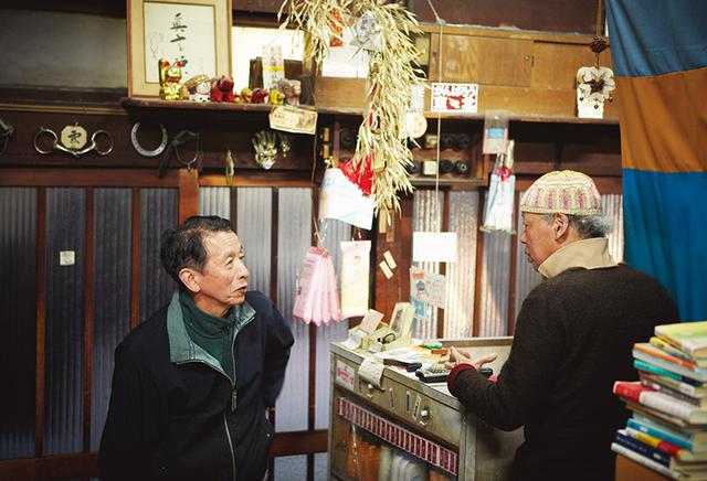 画像: 鮮魚「木村」の木村哲三さん(左)は、長谷川さんの亡弟と同級生。「子どものころ、風呂に蛙を投げて叱られたな」