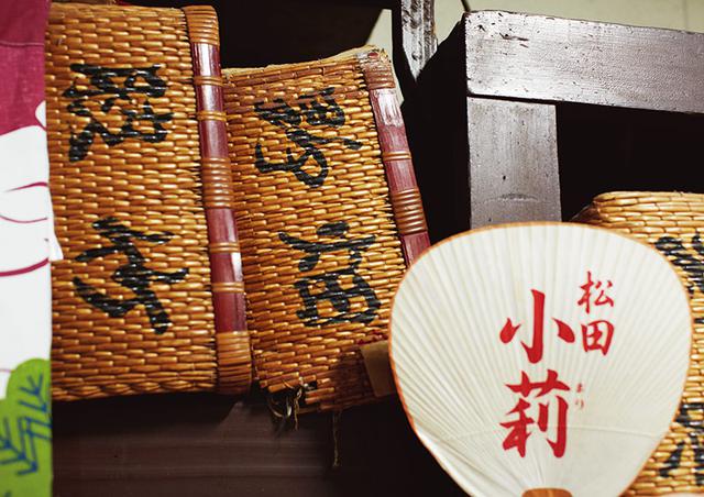 画像: 「錦湯」の脱衣所に置いてある、柳行李。畑野さんのお舅さんとご主人が使っていたもので、数十年来、使われてきた