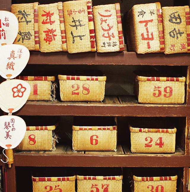画像: 「錦湯」の脱衣所には、衣服を入れる柳行李が並んでいる。番号入りの行李は、だれでも使える。名前や屋号の入ったものは、常連客用