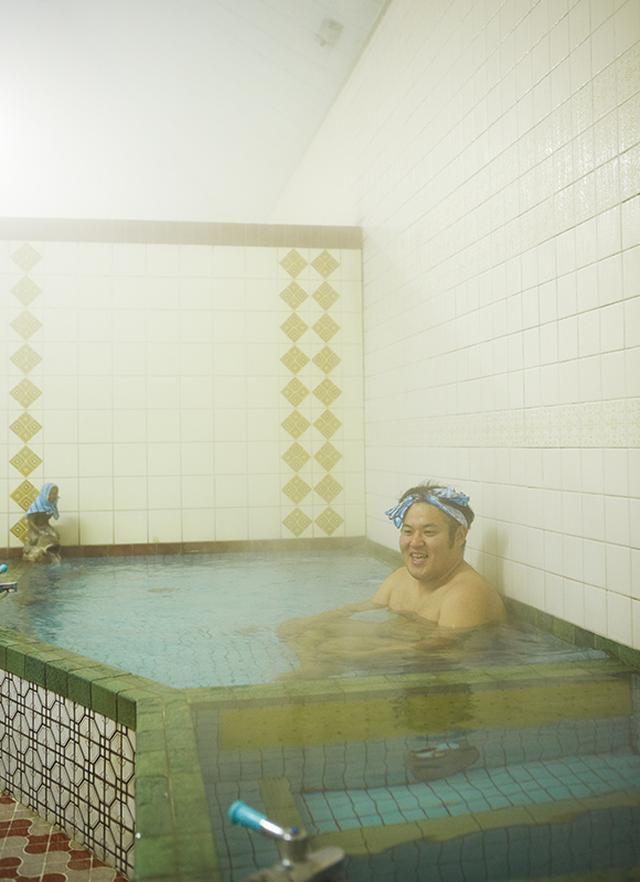 画像: いつも最後に入るのは、太遊さん。大きなお風呂をひとり占めして、ねたの稽古をしたり、考えごとをしたり