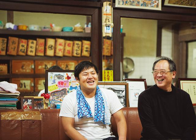 画像: 縁あって「錦湯」2階に住んでいる、落語家の月亭太遊さん(左)。常連の高田さんと、脱衣所の椅子に腰かけて世間話