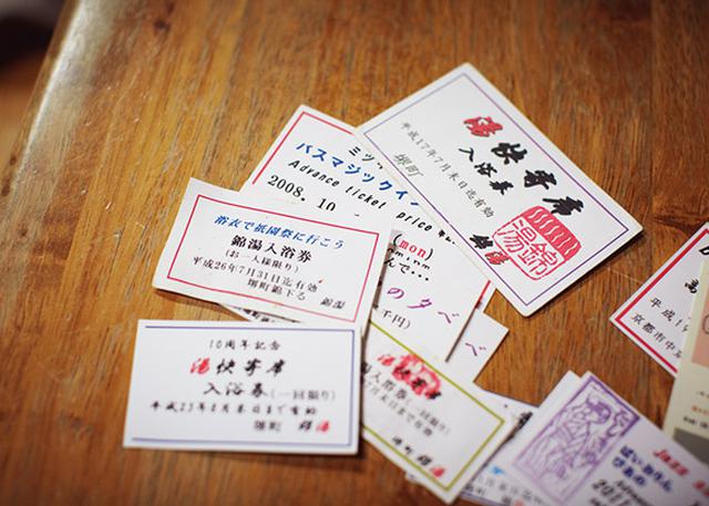 画像: イベントに来てくれた人に、銭湯券を配る。イベント参加をきっかけにして銭湯に通いはじめる人も多いという