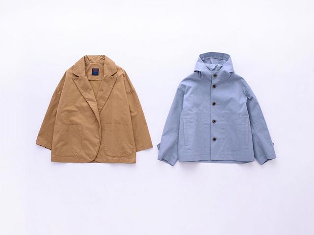 画像: 左)キャメルのジャケット 42,000円/ギャレゴ デスポート(ビショップ) 右)ライトブルーのフードジャケット 26,000円/オーシバル(ビショップ)