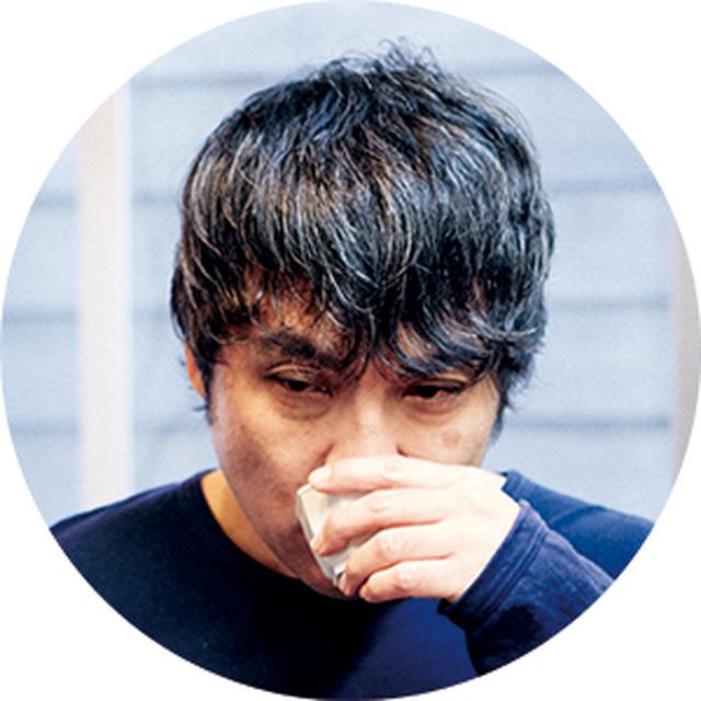 画像: 焙煎したての豆で、ていねいにコーヒーを淹れる庄野さん。淹れ終えたら、味のチェックは毎回、欠かさず。一日の始まりにいただく一杯は、いつもやさしい味わい
