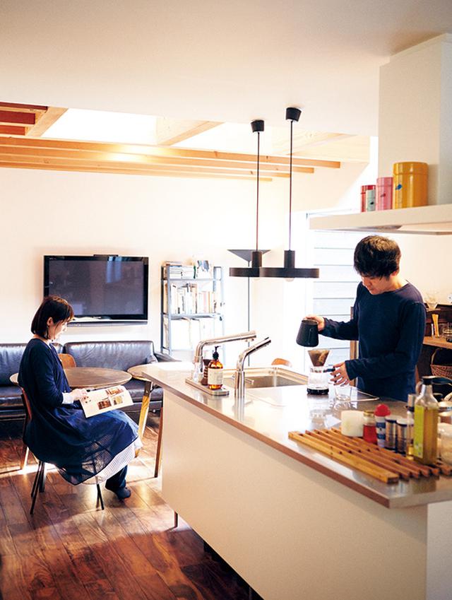画像: ゆっくりできる日の、朝のひと時。淹れたてのコーヒーの香りが、オープンなLDKの部屋中にふわっと広がり、庄野さんも悦子さんも笑顔に