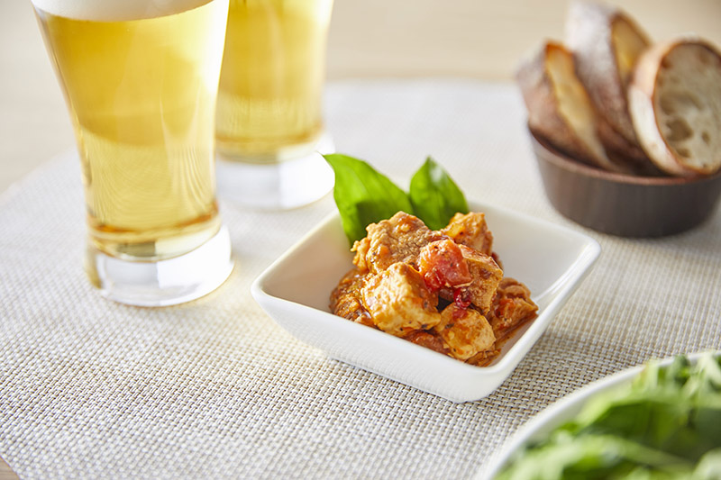 画像: ピリ辛のトマトソースとマイルドなチーズが絶妙に合う。ハイボールやビールがすすむ味わいです(イメージ写真)