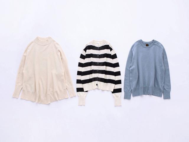 画像: 左)ゆったりシルエットの白のコットンニット 29,000円/プレインピープル青山 中)黒×白ボーダーのコットンニットカーディガン 22,000円/ヴェリテクール 右)サックスブルーのクルーネックコットンニット 18,000円/バトナー(デミルクスビームス 新宿店)
