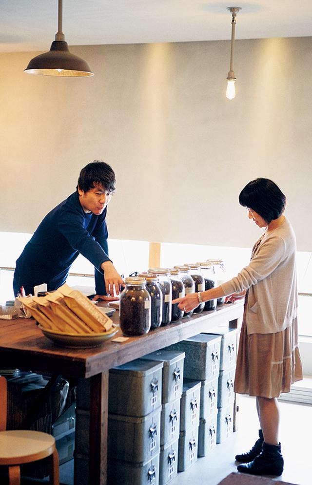 画像: シンプルな店舗空間。深煎り好みの常連さんのお気に入りは、オリジナルの「アルヴァーブレンド」