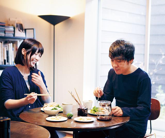 画像: 天窓から明るい光が差し込むダイニング。朝から豪快な庄野さんの食べっぷりは、見ていて気持ちがいいほど。「こんなに食欲旺盛な人はいないなって、いつも思うんです」と、悦子さんも思わず顔がほころぶ