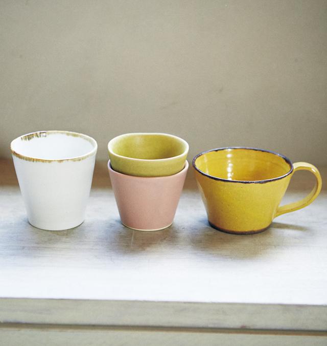 画像: 右は、軽くてカフェオレを飲むのにぴったりの、くまがいのぞみさん作。真ん中は、小ぶりで手にすっぽり収まるのがうれしい、吉村和美さん作。左は、以前の店舗の喫茶で使っていた、照井壮さん作