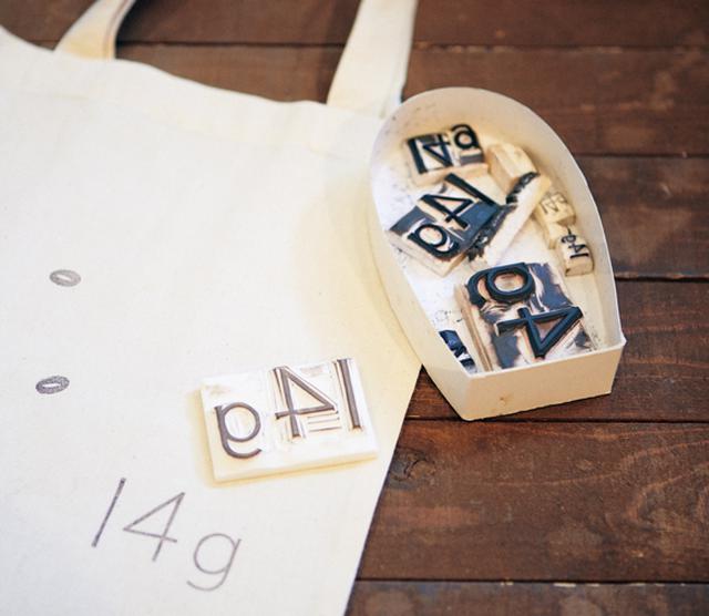画像: ロゴスタンプをつくってくれたのは、作家の「cachet blanc」。店では、スタンプのワークショップも開催
