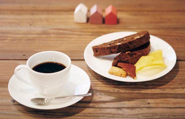 画像: コーヒーと焼き菓子も好相性。チョコレート味のビスコッティは、香ばしくて軽やかな味わい。テイクアウトもできるが、店でいただくとポテトチップスとクッキーがつくのがうれしい